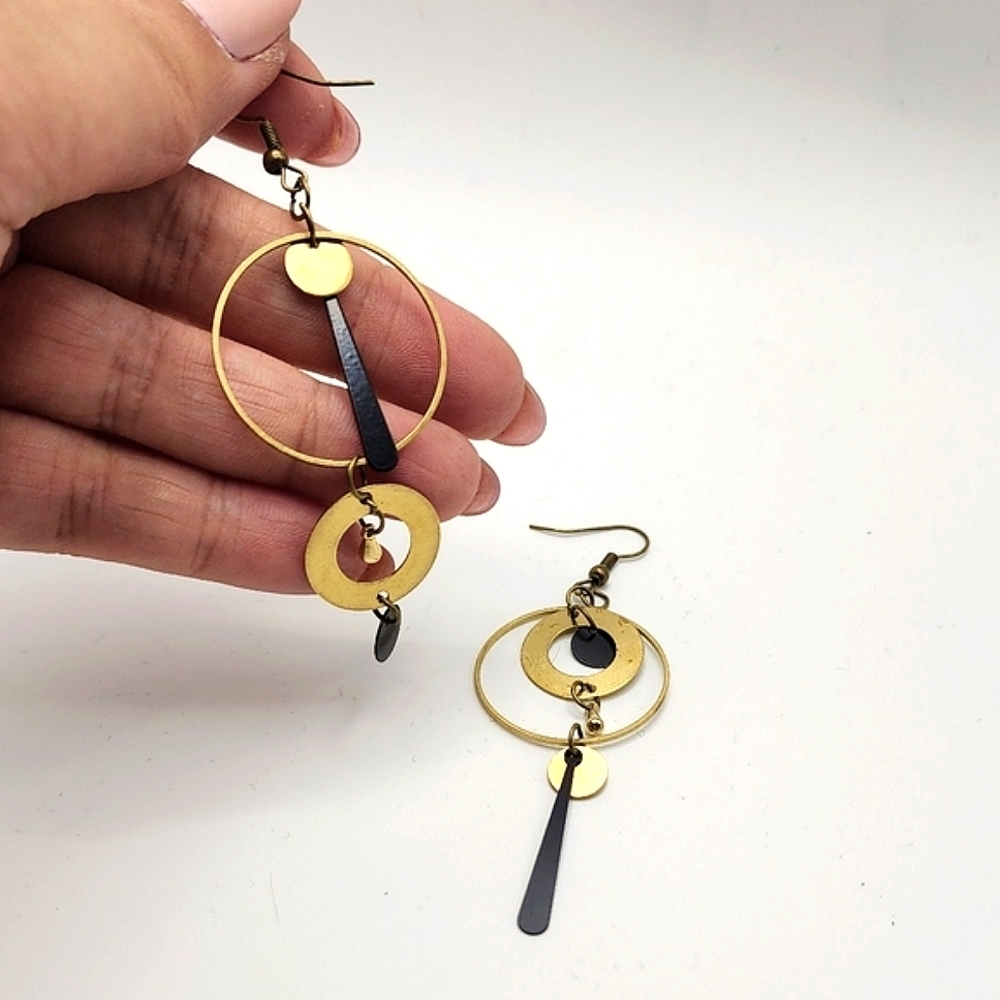 🔥Elegant Gold and Black Dangling/Hoop Earrings🔥 - Picture 3 of 3